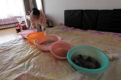 绵阳楼上漏水，住户失联，小区没物管，业主维权难！律师来支招……